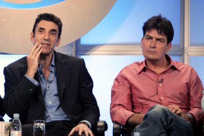 El productor Chuck Lorre, a la izquierda, y el actor Charlie Sheen, en una foto de 2005.