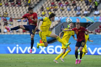 El jugador de España Dani Olmo cabecea el balón en una acción del partido ante Suecia.