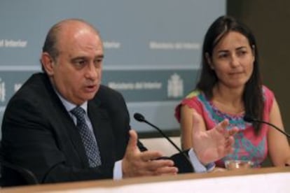 Jorge Fernández Díaz, junto a María Seguí, en su comparecencia de prensa de hoy.