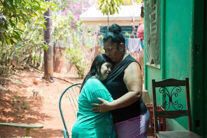 Marbeju Vargas, de 46 años, en su casa de Térraba con su hermana Ana Laura, de 42.