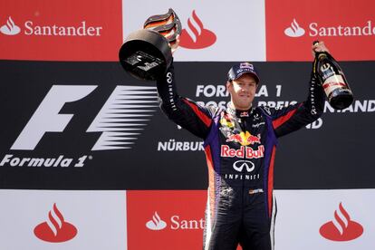 Vettel celebra la victoria en el podio. 