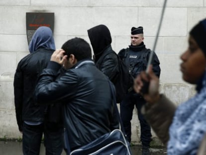 Un polic&iacute;a franc&eacute;s vigila a las puertas de la Gran Mezquita de Par&iacute;s.