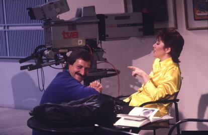 Una imagen de la presentación de las "caras de la tele" de 1986. El periodista, uno de los flamantes presentadores del primer informativo de la noche, aparece aquí junto a María Casanova.