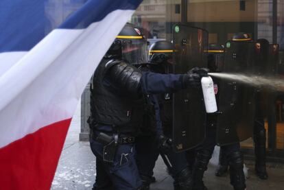 Es la quinta vez en poco más de un mes que los sindicatos convocan manifestaciones para pedir la retirada de la reforma de las pensiones, una de las medidas estrella de Macron. En la imagen, un policía lanza gas lacrimógeno para dispersar a los manifestantes, en Lille.