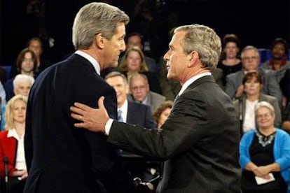 Kerry (Izquierda) y Bush, en su debate del 8 de octubre.