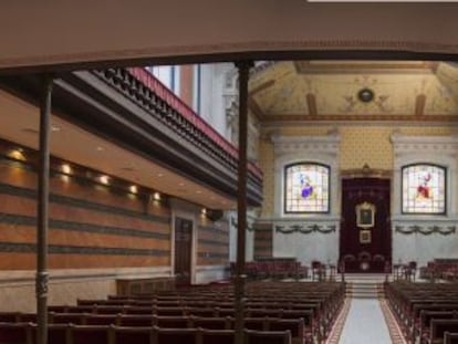 El salón de actos se ve iluminado por dos vidrieras del artesano bordelés Dragant.