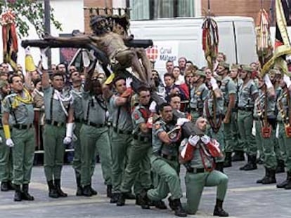 La Legión traslada el Cristo de la Buena Muerte