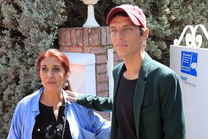 Camilo Michel Blanes y su madre, Lourdes Ornelas, en Torrelodones (Madrid), en septiembre.