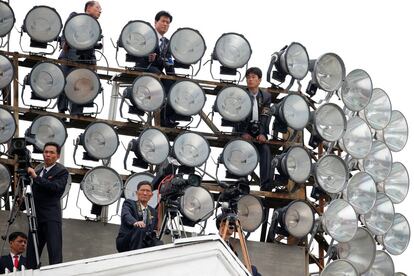 Algunos operadores de cámara toman posición encima de uno de los edificios de la principal plaza ceremonial de Pyongyang durante un mitin masivo y un desfile, un día después de que el partido gobernante concluyera su primer congreso en 36 años, elevándolo a presidente de partido en Pyongyang (Corea del Norte), el 10 de mayo de 2016.