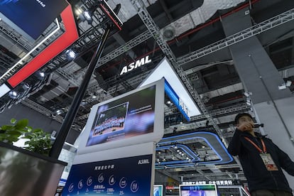 Expositor de ASML en la feria Internacional de Importaciones de China (CIIE) en Shanghái, el pasado noviembre. 