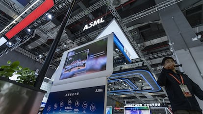 Expositor de ASML en la feria Internacional de Importaciones de China (CIIE) en Shanghái, el pasado noviembre.