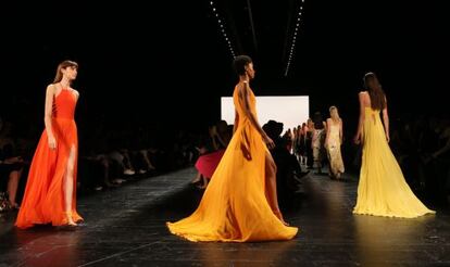 Modelos durante la presentación de Prabal en la Semana de la Moda de Nueva York.