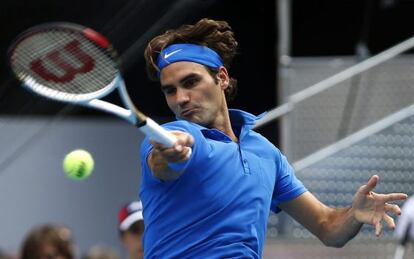 Federer golpea la bola durante la final ante Berdych.