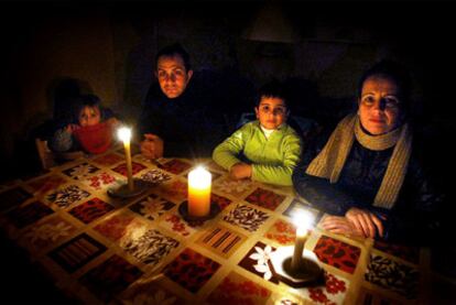 La familia Masclans-Planas, anoche, en su domicilio de Sant Feliu de Guíxols (Girona).