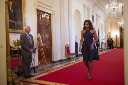 Michelle Obama ha ejercido en la Casa Blanca como afitriona de un taller de nuevos dise?adores. Para la ocasin, eligi un vestido dise?ado por la estudiante de moda Natalya Koval.