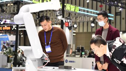 Visitantes en el área de exposición de robots industriales en la Conferencia Mundial de Fabricación Inteligente de 2023 en Nanjing, China, el 6 de diciembre de 2023.