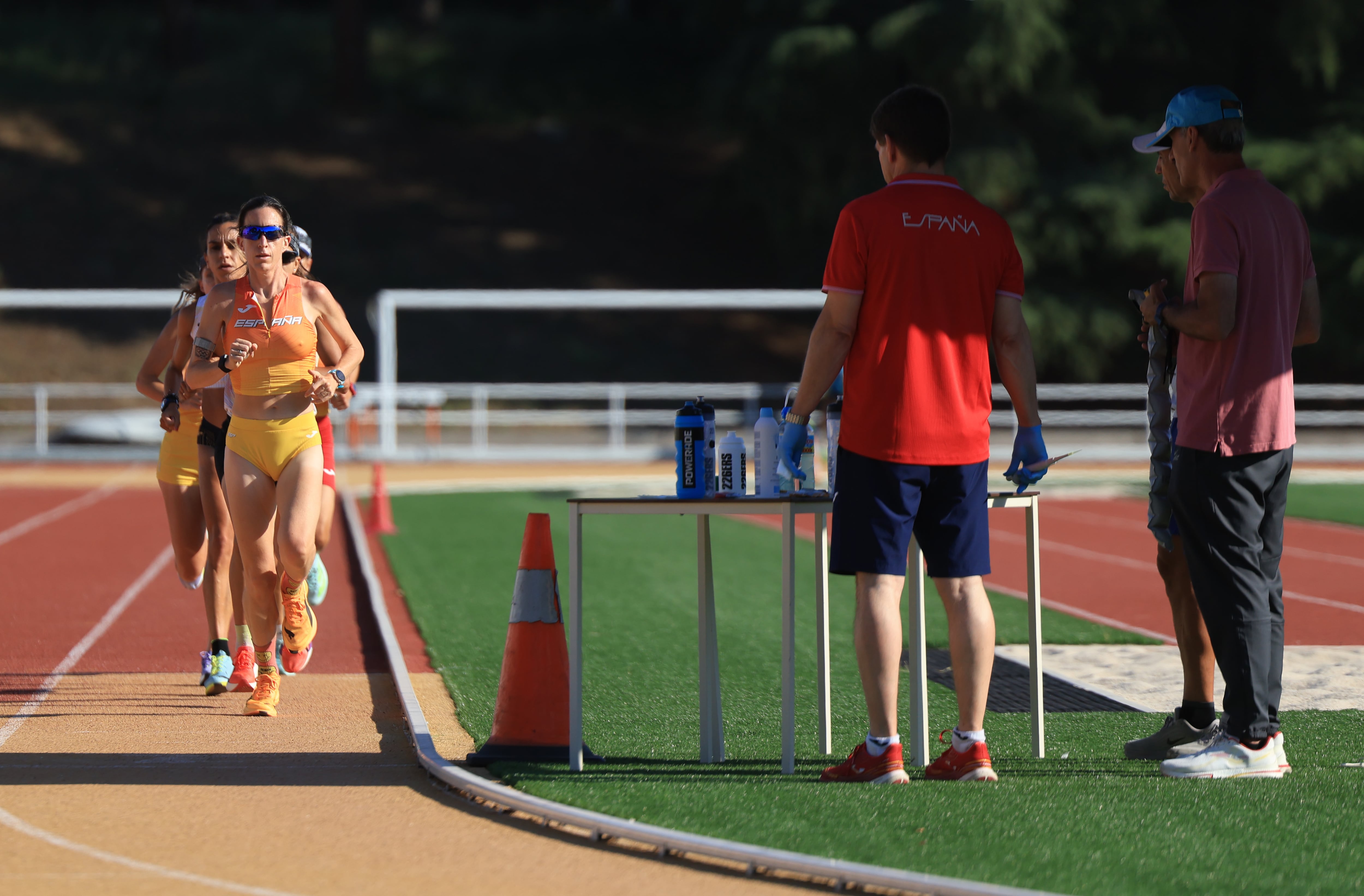 El equipo femenino español de maratón en el Centro de Alto Rendimiento de Madrid el 1 de julio de 2026, durante las pruebas de la Real Federación Española de Atletismo para medir las concentraciones de lactato en sangre de cara al campeonato de Europa de 2026 de Birmingham.