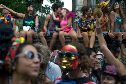 Una pareja se besa durante el carnaval callejero en el barrio de Santa Teresa (Brasil), el 3 de febrero de 2018.