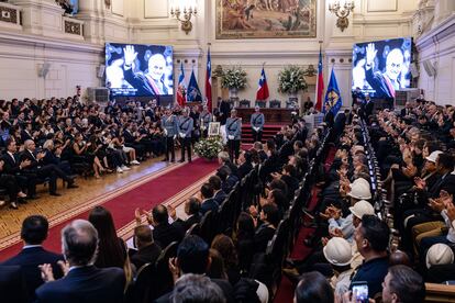 El funeral del expresidente de centroderecha se produce en un clima republicano que no se daría fácilmente en otros países de la región. El jueves, el exministro del Interior de Piñera, Andrés Chadwick, dijo que sentía que había “un ambiente distinto”, al ser consultado si veía un cambio de tono en la oposición, que participó activamente en el velatorio. En la imagen, vista general de la ceremonia en honor a Piñera en la antigua sede del Congreso, este viernes. 