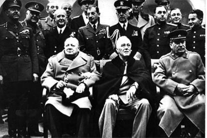 Sentados (de izquierda a derecha), Winston Churchill, Franklin D. Roosevelt y Iósif Stalin, durante la Conferencia de Yalta, en febrero de 1945.