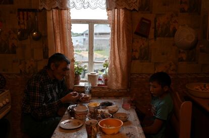 Al llegar del colegio, Ravil come con su padre Dinar, de 48 años, en su casa. Los padres de Ravil son agricultores y tienen ganado, pero no quieren que su hijo se quede en el pueblo cuando crezca. "Nuestros hijos mayores viven en la ciudad y estamos contentos con eso", dijo Dinar.
