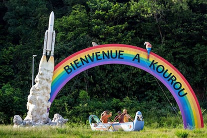 Una escultura con blancos vestidos de manera occidental y negros sin ropa da la bienvenida a Kourou.