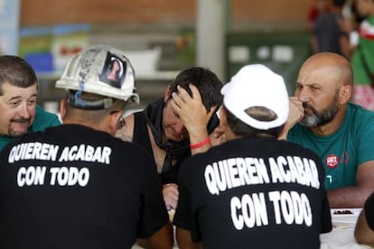 Varios mineros a su llegada al polideportivo de San Rafael, Segovia.