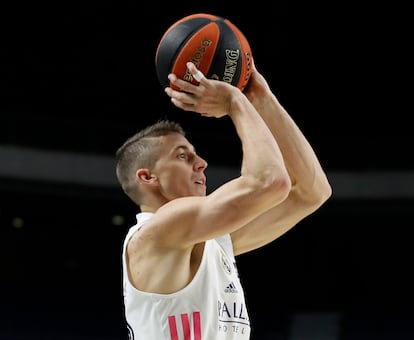 Carroll lanza un triple en un partido de la Liga Endesa. acbphoto