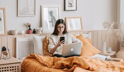 Chica con un ipHone y MacBook