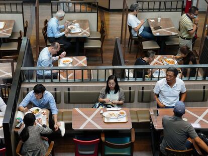 Clientes em um restaurante de Hong Kong, em 13 de setembro.