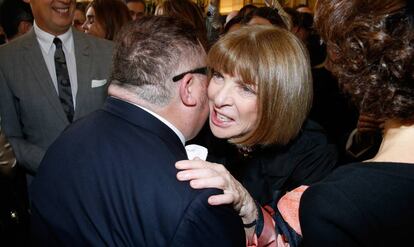 La editora de 'Vogue' Anna Wintour saluda a Alber Elbaz, ayer en París.