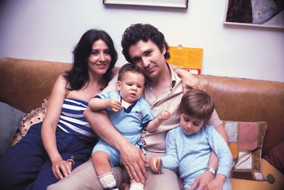 Concha Velasco con su esposo, Paco Marsó, y sus dos hijos, Francisco y Manuel, en una imagen de 1980.