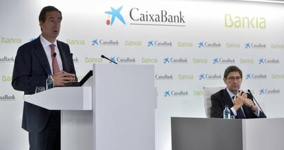 Gonzalo Gortázar, consejero delegado de CaixaBank, y José Ignacio Goirigolzarri, presidente de Bankia, en la presentación de la fusión.