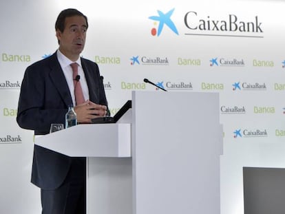 Gonzalo Gortázar, consejero delegado de CaixaBank, y José Ignacio Goirigolzarri, presidente de Bankia, en la presentación de la fusión.