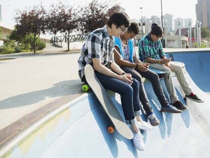 Adolescentes com seus smartphones.