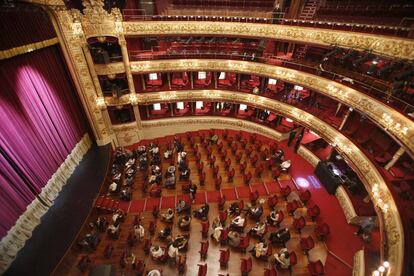 El teatro Victoria Eugenia de San Sebastián acoge la "Gala 0", un acto especial dedicado al personal sanitario que ha luchado contra la pandemia del coronavirus.