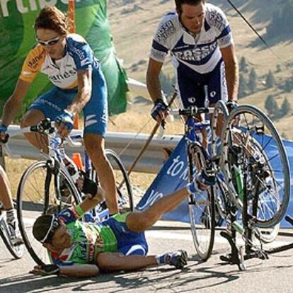 Del Olmo cae ante Mancebo, a la izquierda, y Aitor González en la subida Envalira.