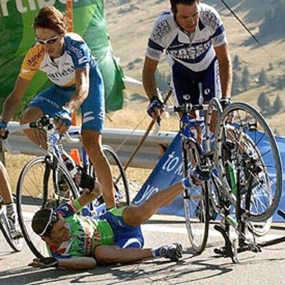 Del Olmo cae ante Mancebo, a la izquierda, y Aitor González en la subida  Envalira.