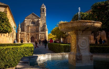 El conjunto monumental renacentista de Úbeda y Baeza (Jaén), que celebra en 2018 sus primeros 15 años como patrimonio mundial de la Unesco, tiene una primera parada obligatoria en la plaza Vázquez de Molina (en la foto), en el barrio del Alcázar de Úbeda. Trapezoidal y de belleza sobria, concentra tres de las grandes obras del arquitecto Andrés de Vandelvira, maestro del Renacimiento andaluz: la Capilla del Salvador (al fondo); el palacio del Deán Ortega (izquierda) y el palacio de Vázquez de Molina.