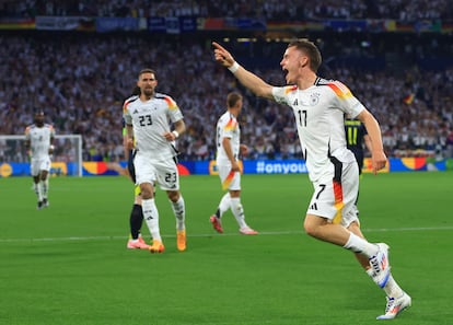 Florian Wirtz, de Alemania, celebra el primer gol.