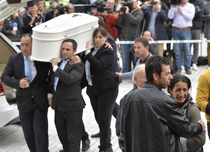 Los padres de Gabriel Cruz(d) acompañan el féretro a la entrada de la Catedral de Almería.