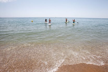 La platja de Gavà és una de les més extenses de la llista amb quatre quilòmetres de llargària. Destaca la seva fisonomia singular amb les seves dunes úniques al Garraf i unes pinedes que arriben fins al mar. També destaca el seu passeig marítim, gràcies al qual es pot recórrer tota el tram de costa, i on destaca una escultura d’Antoni Roselló, element identitari de la ciutat garrafenca.