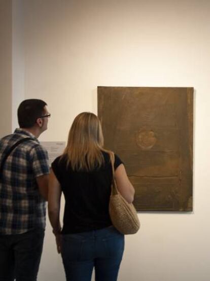 'Pintura marró i ocre' de Tàpies, al comienzo de la exposición.