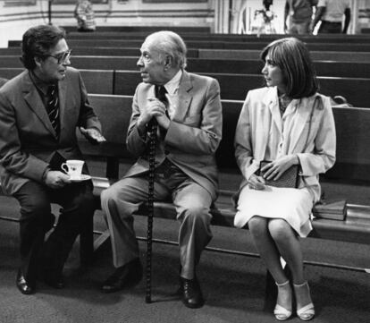 Octavio Paz, Jorge Luis Borges y María Kodama, en la capilla del Palacio de Minería, en el año 1981.