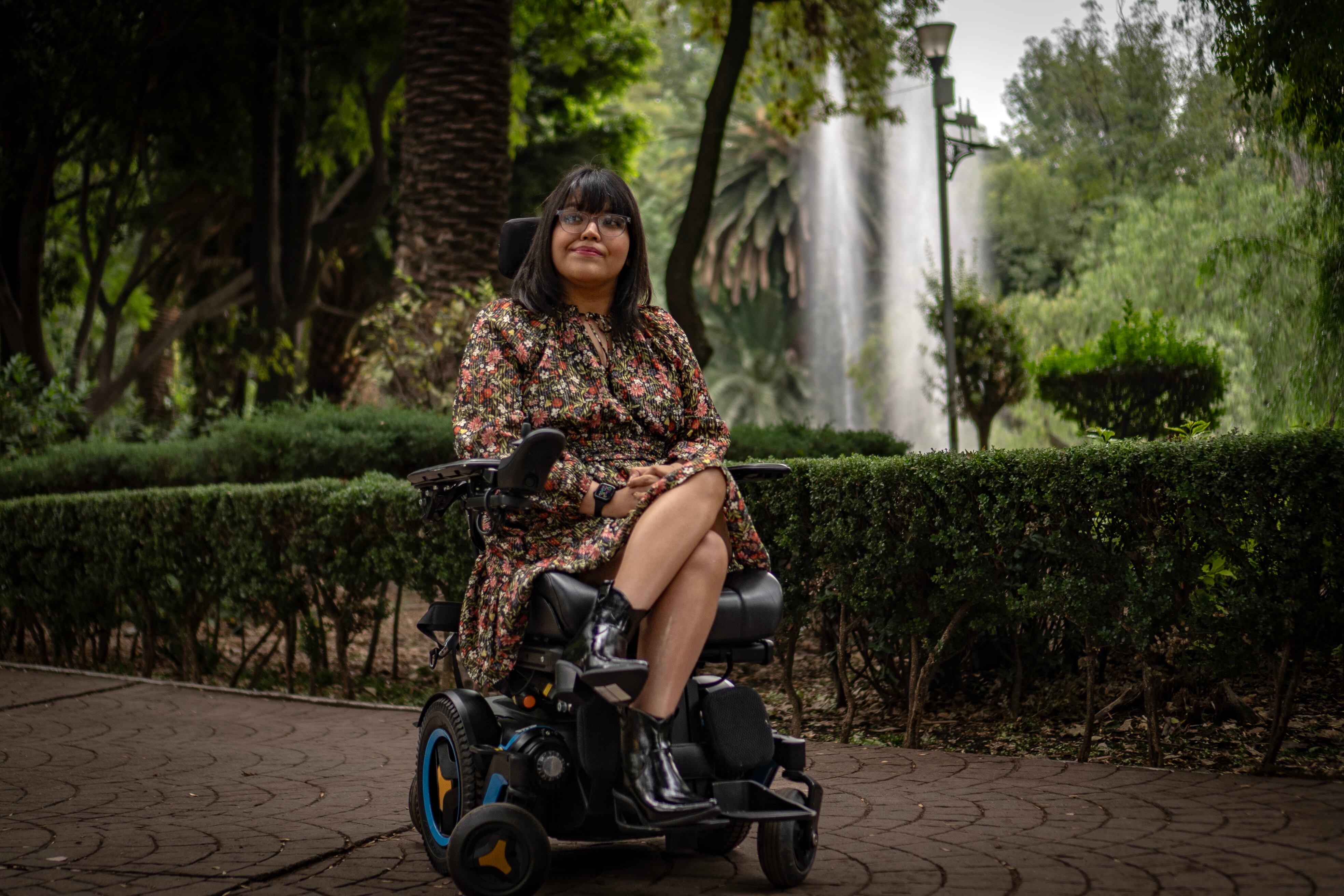 Tania Sánchez, de 34 años, persona con discapacidad motriz, en Parque México.