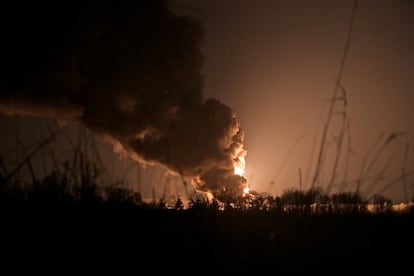 Gaseoducto en llamas tras un bombardeo en la base militar de Vasylkiv, en la región de Kiev. Finlandia e Irlanda han sido los dos últimos países europeos en anunciar el cierre de sus espacios aéreos a Rusia, un paso más en un proceso sancionador que persigue aislar económicamente a ese país por su invasión de Ucrania.