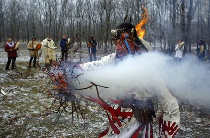 El artista húngaro Miklos Zoltan Baji realiza un ritual chamánico alrededor de una hoguera durante las celebraciones del solsticio de invierno en Bekescsaba, a 200 km de Bucarest (Hungría).