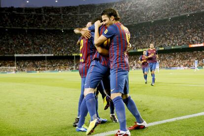 Los jugadores del Barcelona se abrazan para celebrar uno de los goles.
