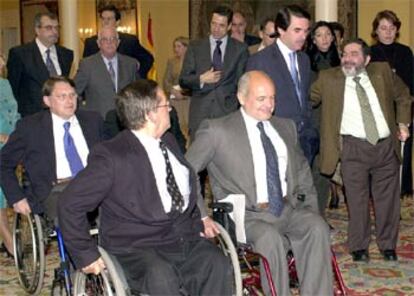 José María Aznar, durante la recepción ayer en La Moncloa de los representantes del Cermi.