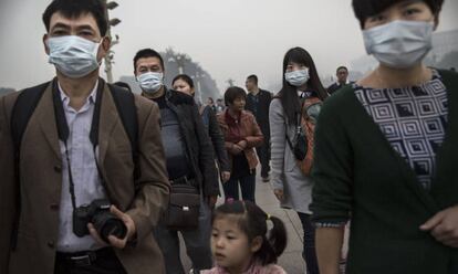 Ciudadanos chinos en Pek&iacute;n durante una ola de contaminaci&oacute;n en 2015. 